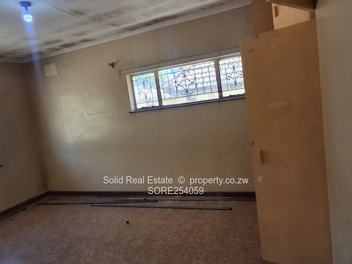 3-Bed Greendale Home on 4,000m² with Borehole & Tank