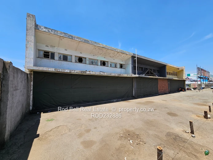 Main road frontage !!!