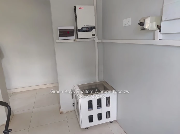 Gletwin Park: 4-Bed Home with Modern Kitchen & Fireplace