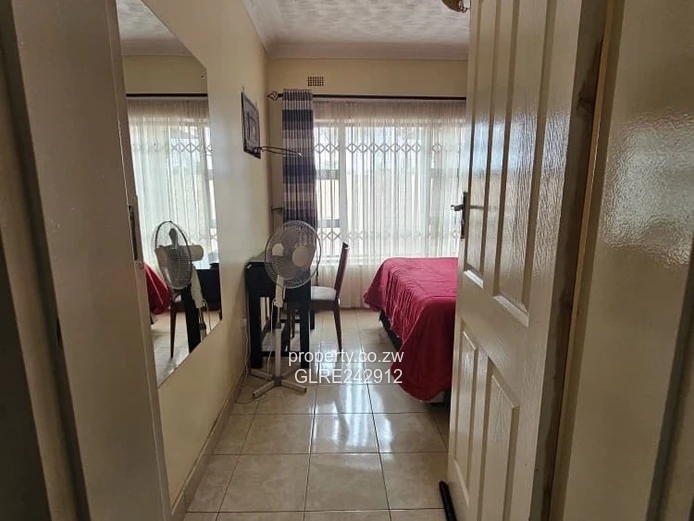 4-Bed Home with Large Paved Drive, Garden & Borehole - Sandton Park