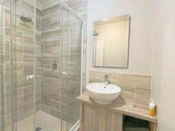 2 Bedroom Flat & Apartment