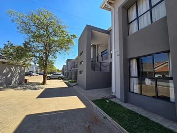 2 Bedroom Flat & Apartment