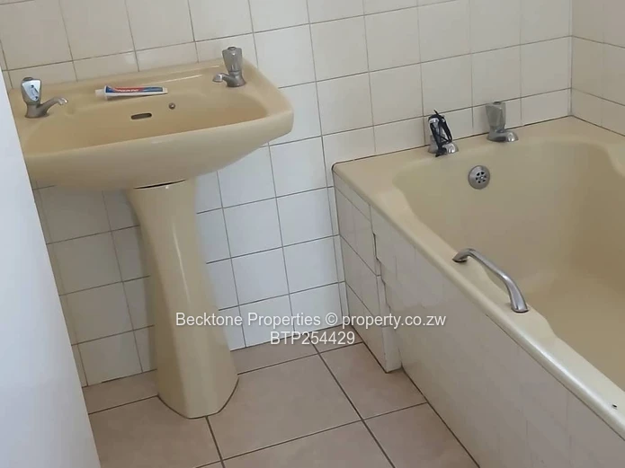 Luveve 4-Bed Family Home on 2900m² with Flatlet
