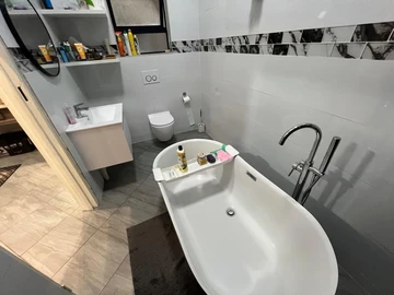 4 Bedroom Flat & Apartment