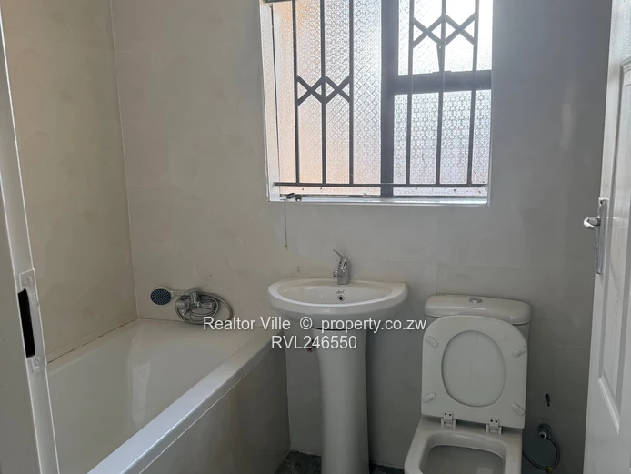 Recently built Morden 3 bedroomed house to let (Sole Mandate)