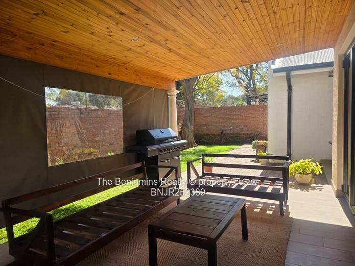 Up Market Townhouse In Newlands