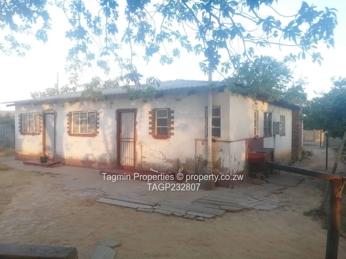 Renovators Dream house in Zengeza 3 (Suitable for crèche, pre-school, or commercial use)