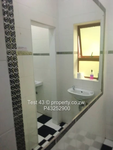 2-Bed Avenues Apartment — Fitted Kitchen & Built-ins
