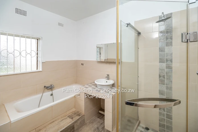 Spacious ground floor apartment in a well located complex