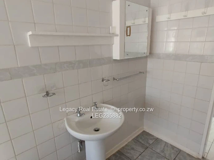 Modern Garden Flat,with Solar,Borehole and Electric Fence