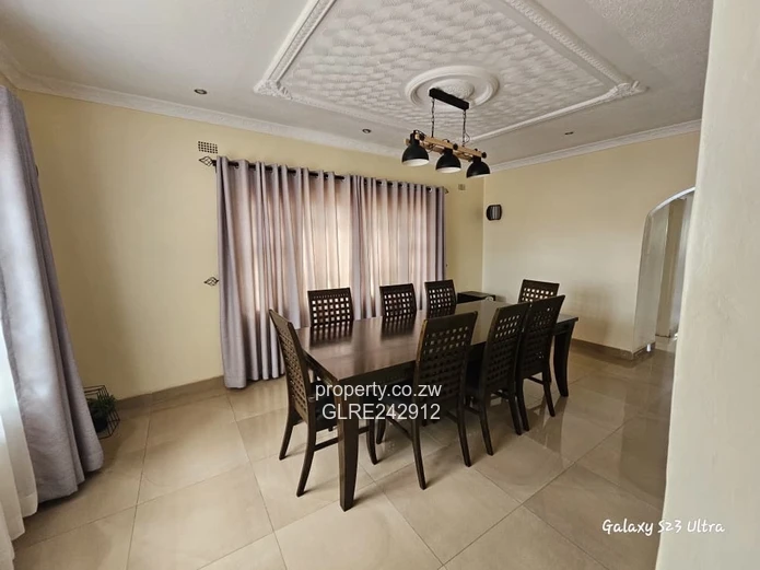 4-Bed Home with Large Paved Drive, Garden & Borehole - Sandton Park