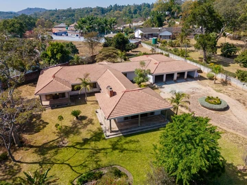6 Bedroom House