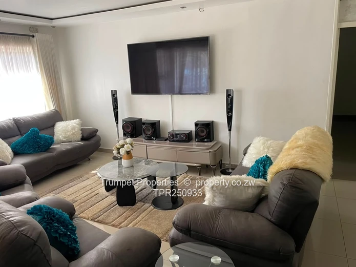 Monavale 4-Bed: Main En Suite, Sleek Kitchen & Garage