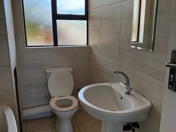 2 Bedroom Flat & Apartment