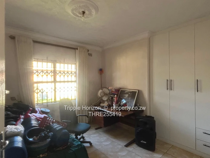 Spacious 4-Bed Westgate Home with Double Garage & Borehole