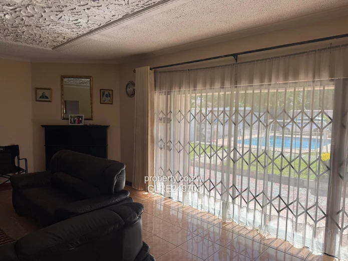 Luxurious 7-Bed Helensvale Home - 8 Baths & Borehole