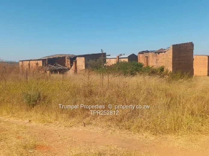 100ha Mvurwi Farm - Dam Views, Barns & Grazing