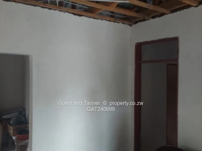 1050sqm stand in Crowhill with Partly Finished 2-Bedroom Cottage