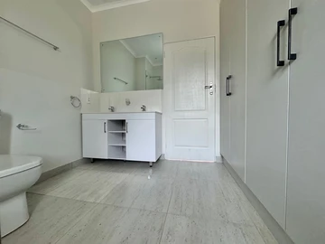 2 Bedroom Flat & Apartment