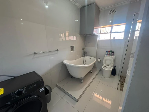2 Bedroom Flat & Apartment