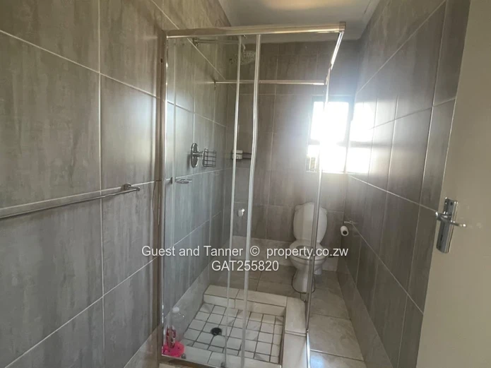 Spacious 5-Bedroom Home with 3-Bedroom Cottage - Gletwin Chishawasha
