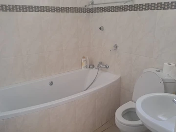 6 Bedroom House