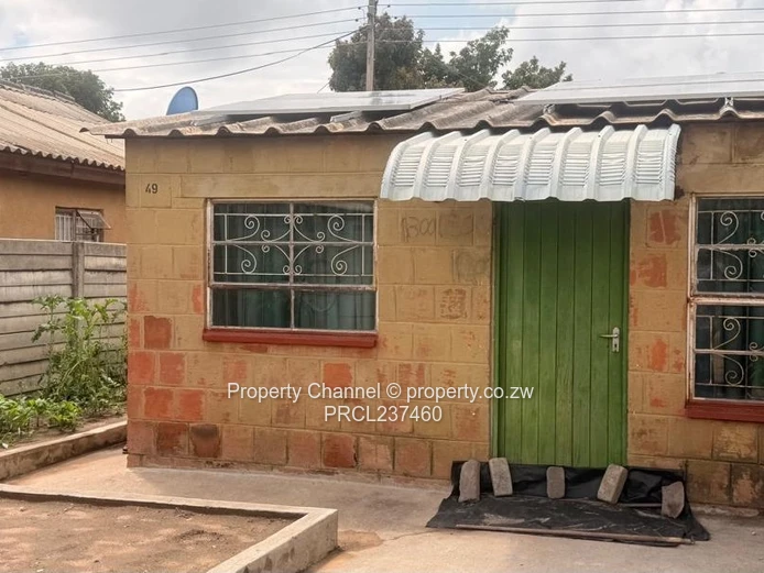 Compact 1-Bed in Zengeza — Walled Yard, Tank & Solar