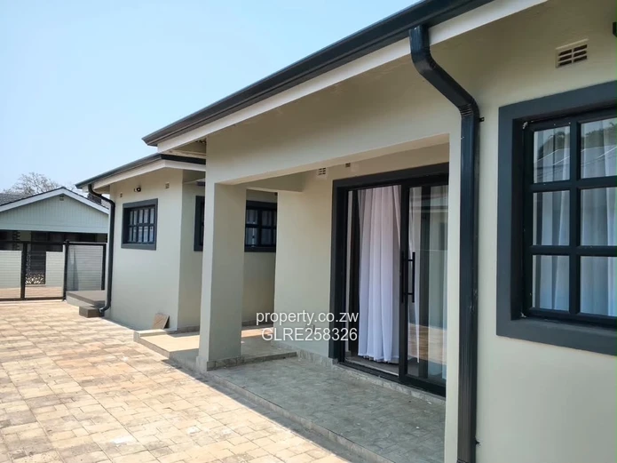Modern 4-Bed, 5-Bath Flat with Borehole in Vainona