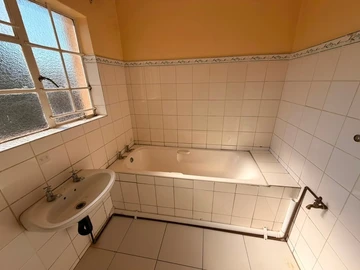 3 Bedroom Flat & Apartment