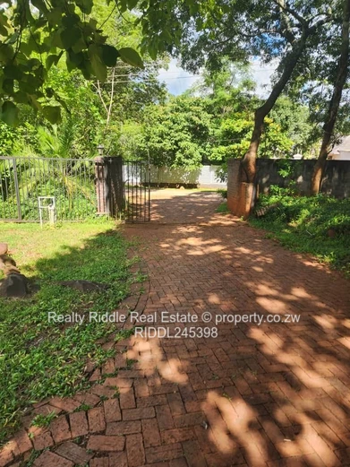 Greystone Park: 4-Bed Home on 9,185 m² with Pool & Borehole