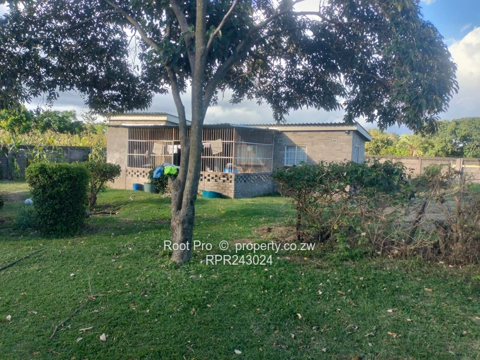 Hatfield House on a Big yard for sale