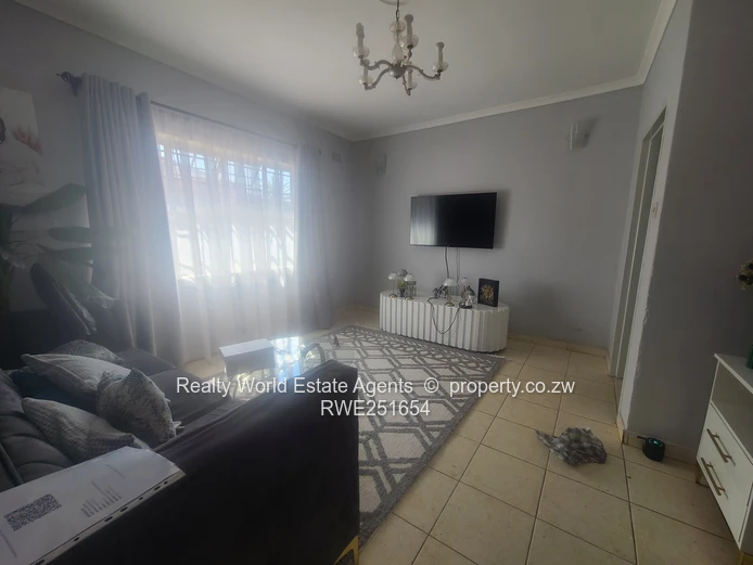 For Sale: 5-Bed Home with 2-Bed Cottage – Zimre Park, Ruwa (Sole Mandate)