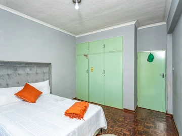 2 Bedroom Flat & Apartment