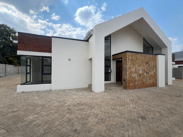 3 Bedroom Flat & Apartment
