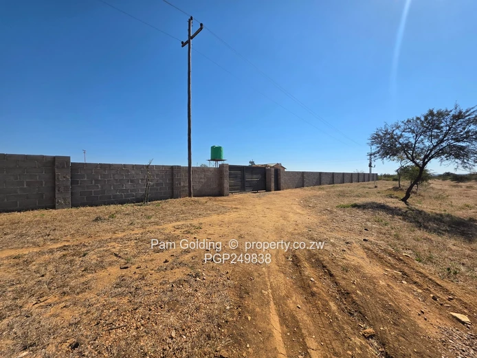 Kensington 4.5-Acre Walled Farm with Elevated Water Tank (Sole Mandate)