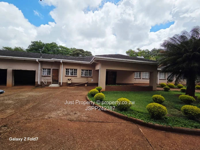 Borrowdale Road Frontage House sitting on 4008sqm