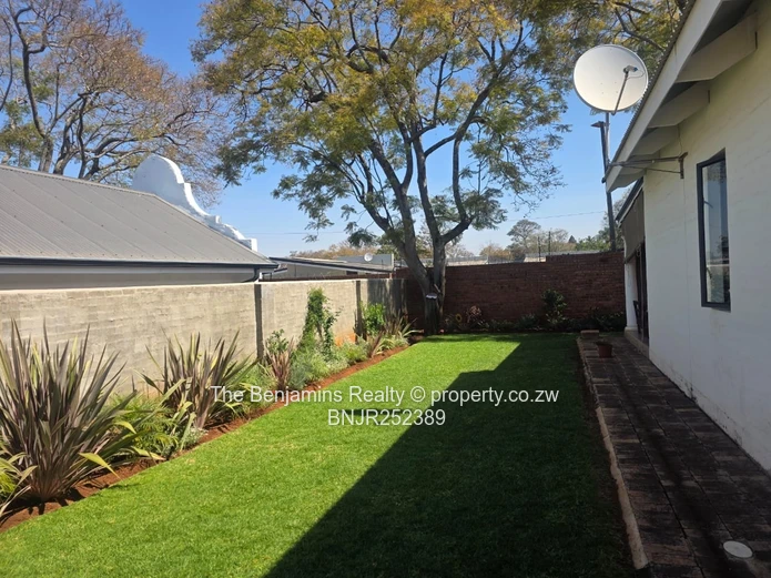 Up Market Townhouse In Newlands