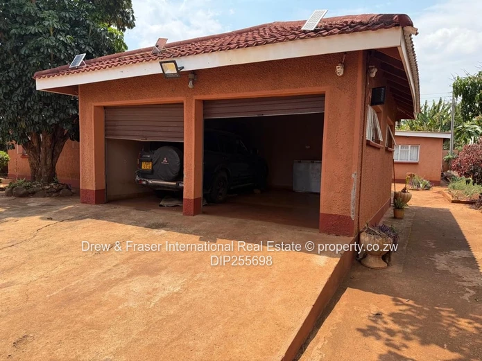 Westgate 4-bed: Spacious Tiled Kitchen, Dining & Borehole