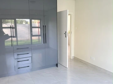 2 Bedroom Flat & Apartment