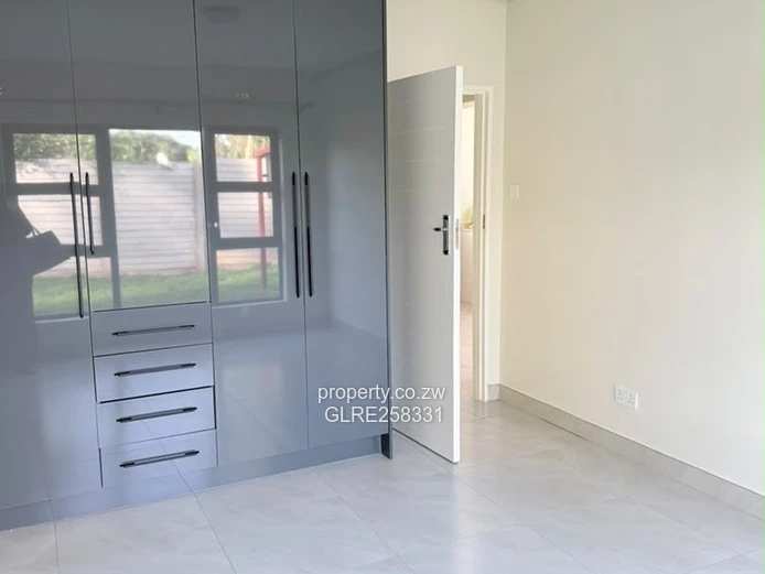 Modern 2 Bed Apartment with Borehole in Marlborough