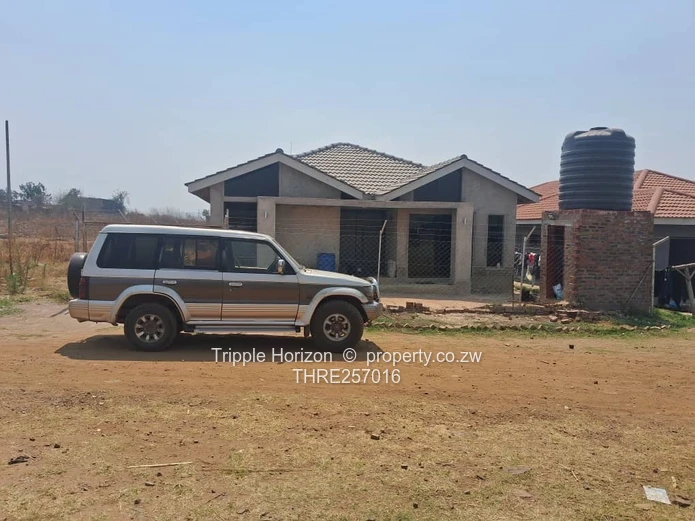 Glaudina 2-Bed Home - Borehole, Freestanding Tub & Stylish Dining