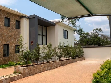 5 Bedroom Flat & Apartment