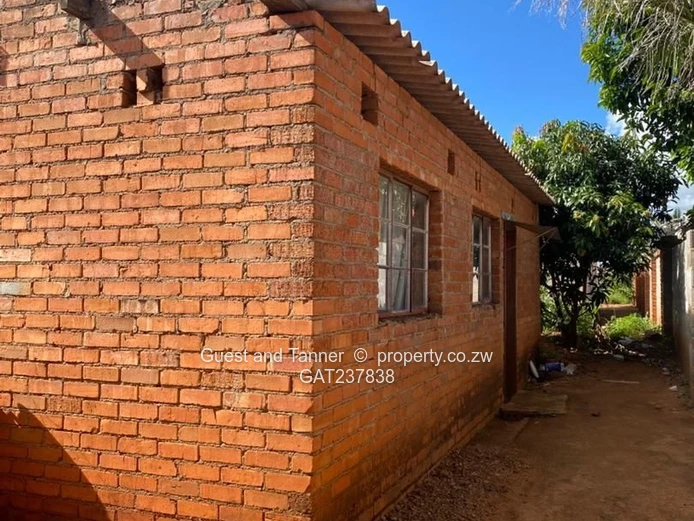 Spacious 600sqm Property with 4 BR and Cottage in Mahatshula North, Bulawayo – Finish to Your Taste