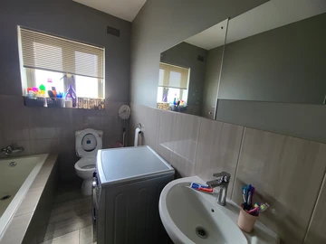 2 Bedroom Flat & Apartment