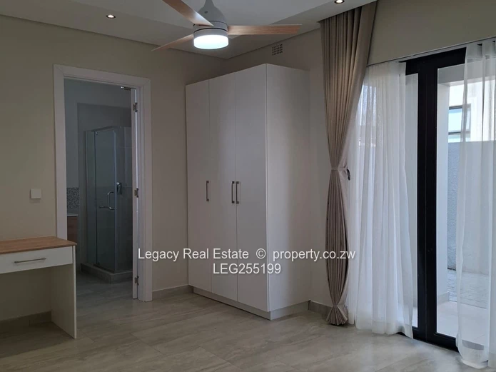 Stylish 3-Bed Garden Flat Greendale with Shade Carport & En-Suite