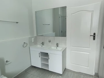 2 Bedroom Flat & Apartment