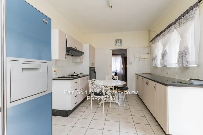 The Complete Family Estate In The Heart Of Greengrove (Sole Mandate)