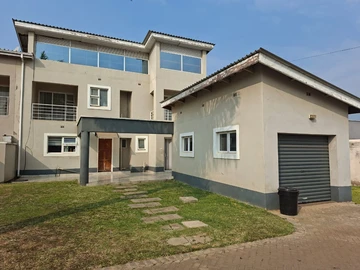 4 Bedroom Flat & Apartment