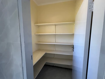 2 Bedroom Flat & Apartment