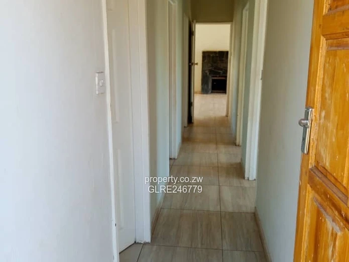 3-Bed Brick Cottage w/ Large Lawn & Borehole